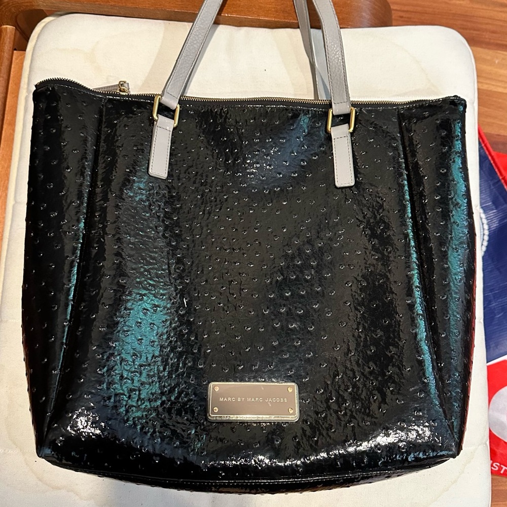 Marc Jacob’s spacious tote bag with zipper. Love this bag.